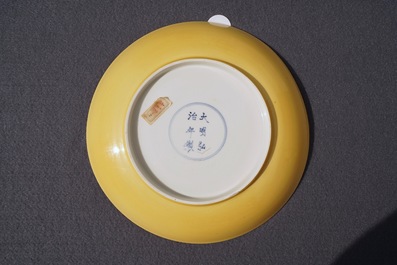 Une assiette en porcelaine de Chine jaune monochrome, marque de Hongzhi, 19/20&egrave;me